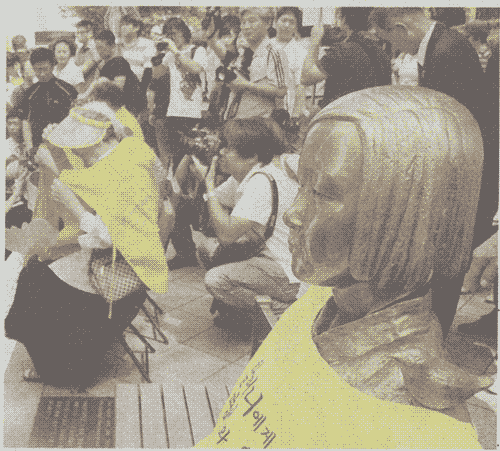201209220-産経新聞-韓国-日本大使館前の慰安婦像.gif